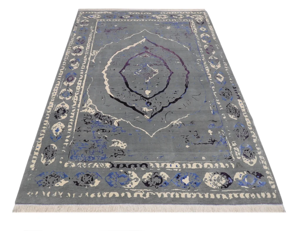 فرش دستباف کرک و ابریشم طوسی روشن طرح 3ترنج پرده‌ای