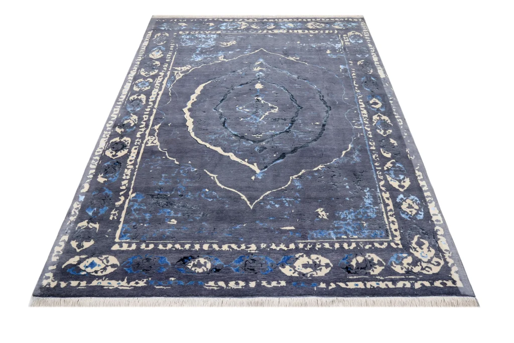 فرش دستباف کرک و ابریشم زمینه طوسی تیره