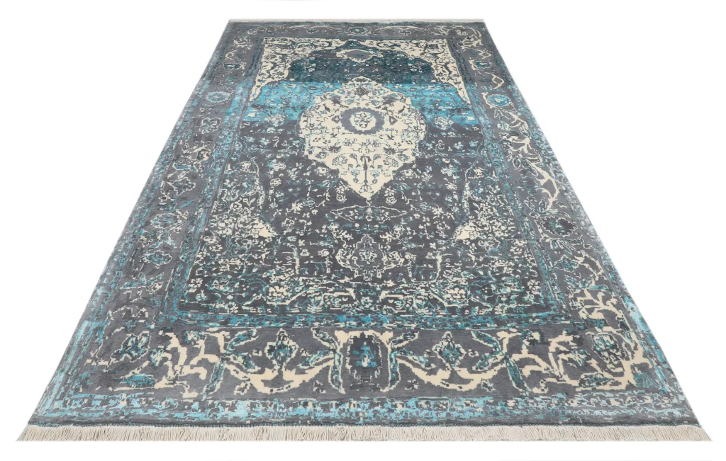 فرش دستباف کرک و ابریشم طوسی، کرمی، آبی و فیروزه‌ای