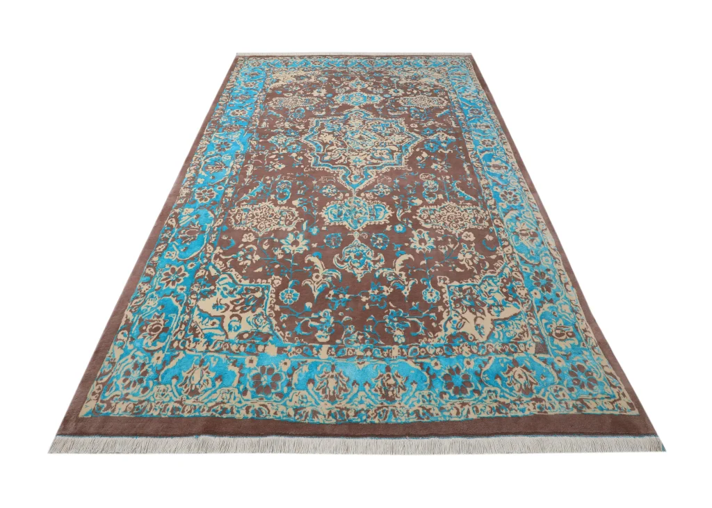 فرش دستباف کرک و ابریشم با زمینه خاکی و نقوش رنگی