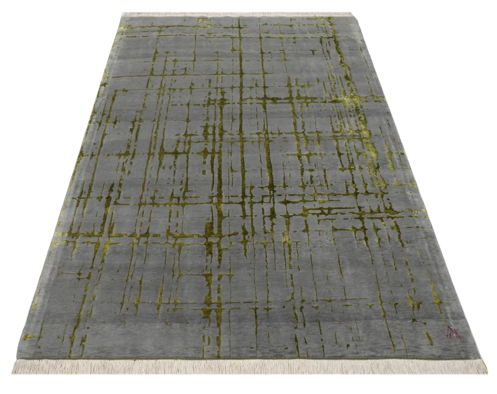 فرش دستباف کرک و ابریشم طوسی با درخشش رگه‌های طلایی