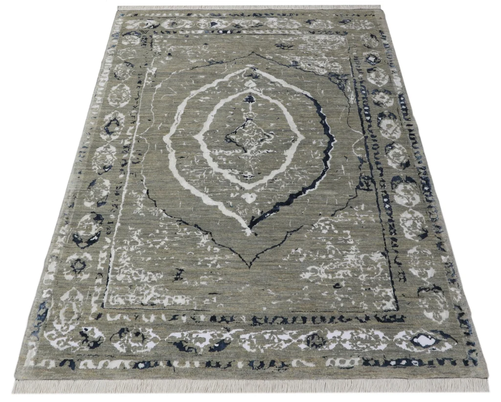 فرش دستباف کرک و ابریشم با زمینه سبز خاکی ملایم