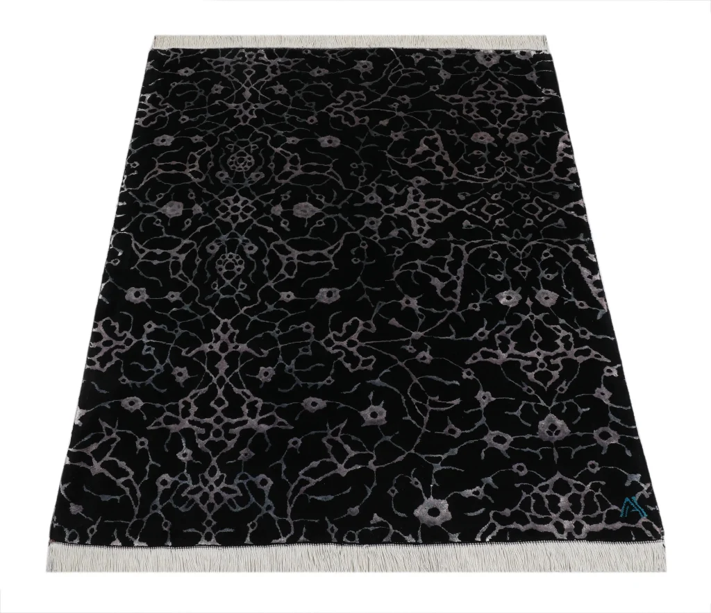 فرش دستباف کرک و ابریشم طرح کاشی‌کاری زمینه مشکی