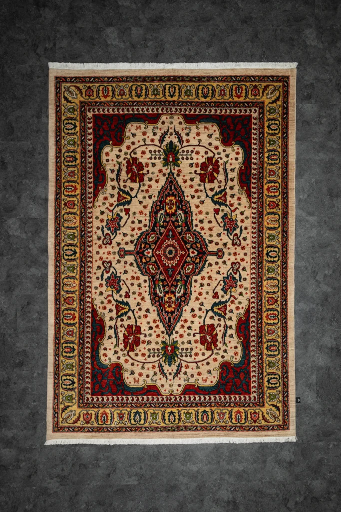 فرش دستباف قشقایی ترنج‌دار رنگارنگ